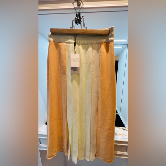 Gorgeous REISS skirt. Sexy, elegant and effortless. NWT - Picture 3 of 5